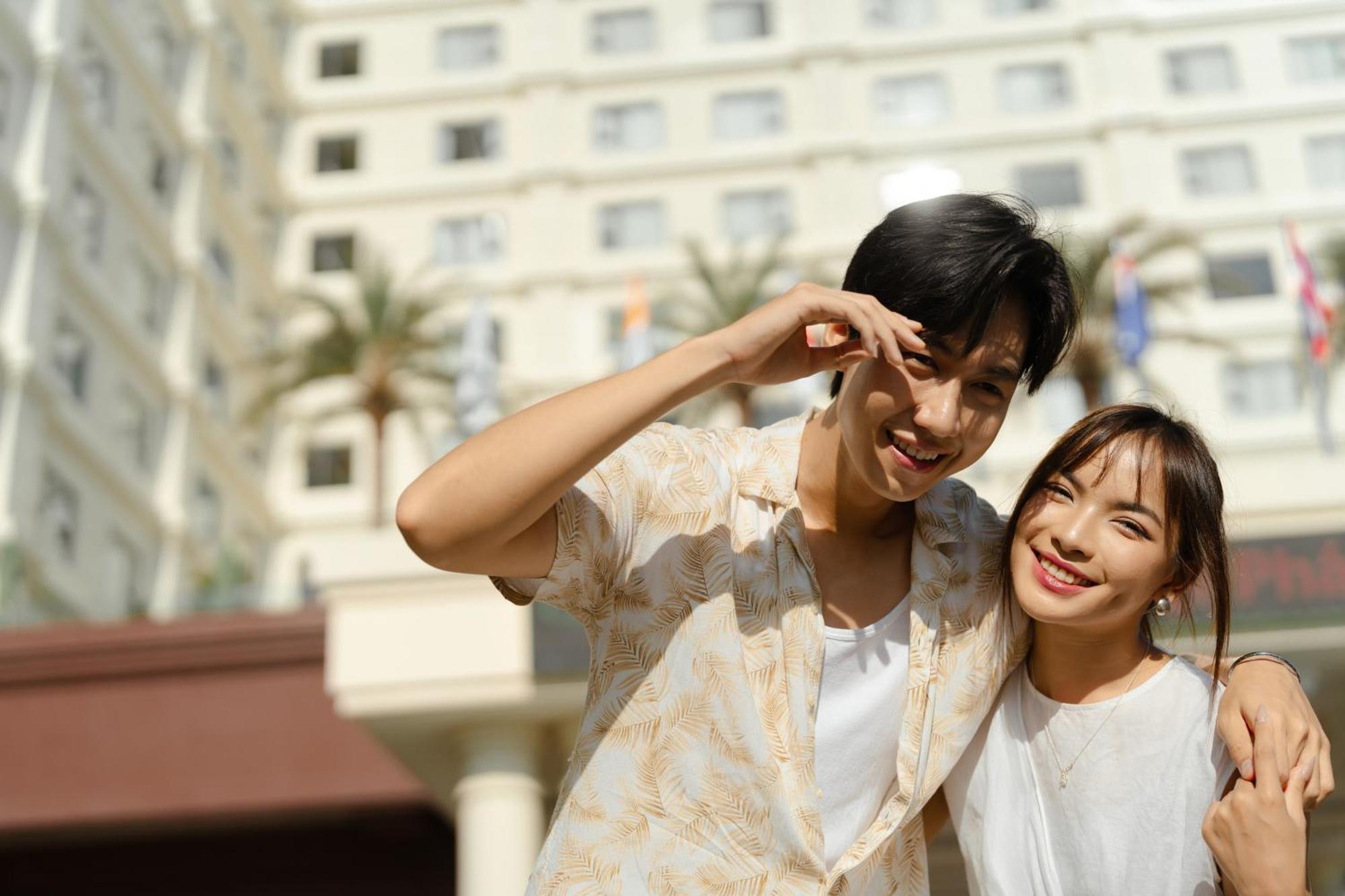 Dlg Hotel Danang Exteriér fotografie Kim and Lee Sung-kyung at the 2013 G-Star Exhibition