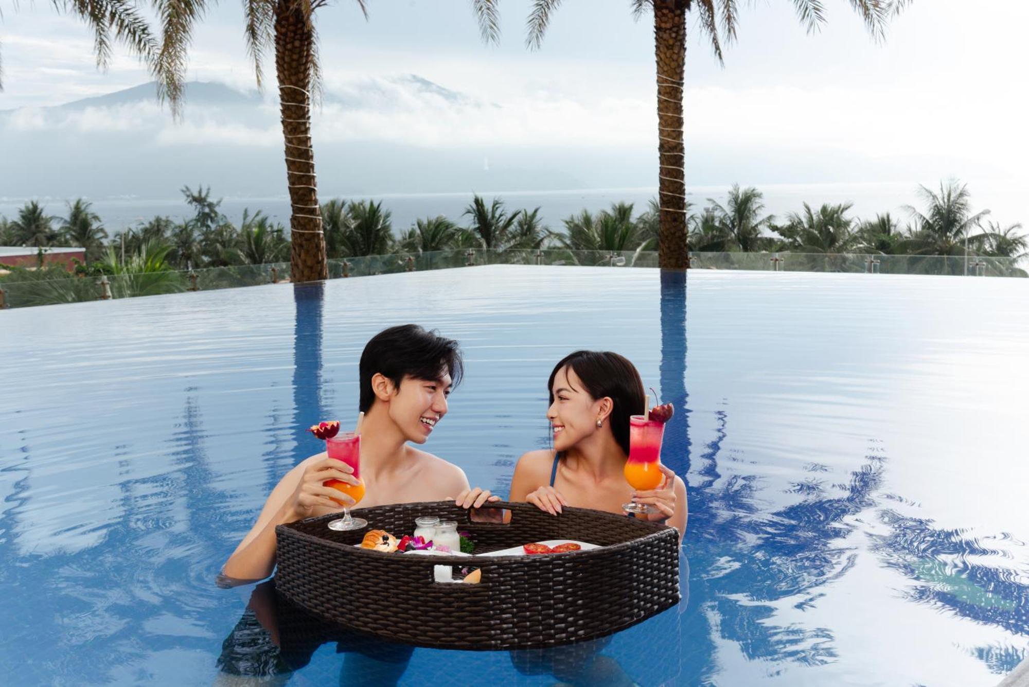 Dlg Hotel Danang Exteriér fotografie Infinity pool at Vinpearl Hotel Nha Trang
